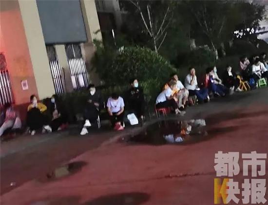 家长提前15个小时冒雨通宵排队 为孩子幼升小交