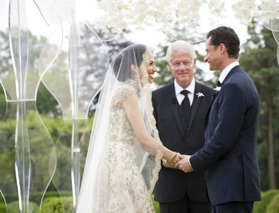 ·克林顿（中）作为证婚人，主持阿贝丁和韦纳（右）的婚礼。