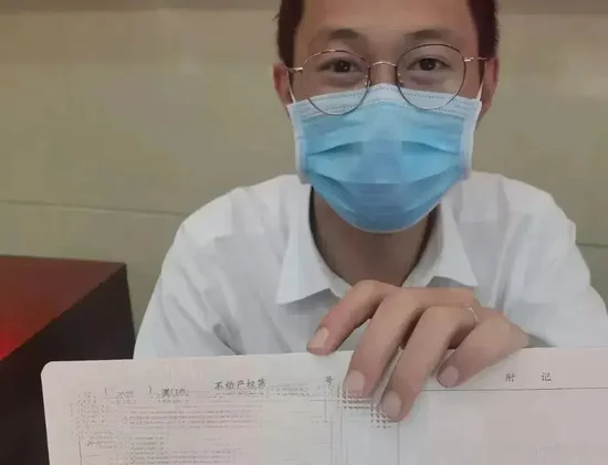 銀行職員劉璟手持產(chǎn)權(quán)證