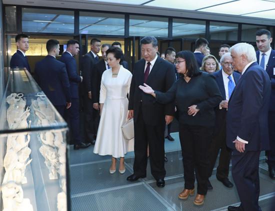  当地时间11月12日，国家主席习近平和夫人彭丽媛在希腊总统帕夫洛普洛斯夫妇陪同下，参观雅典卫城博物馆。新华社记者丁林摄