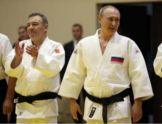  （图说：普京和罗滕贝格练习柔道。图/Getty Images）