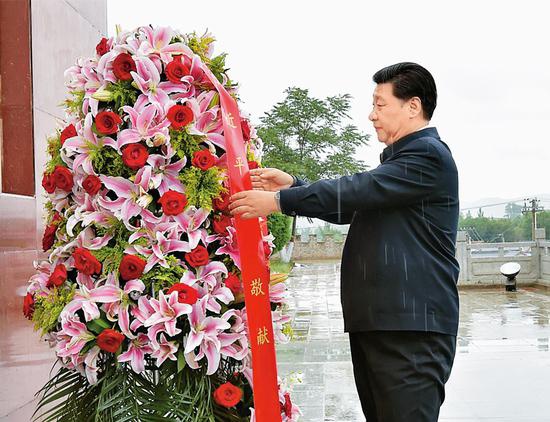 2016年7月18日至20日，中共中央总书记、国家主席、中央军委主席习近平在宁夏调研考察。这是7月18日上午，习近平在固原市西吉县将台堡向红军长征会师纪念碑敬献花篮。　新华社记者 李涛/摄