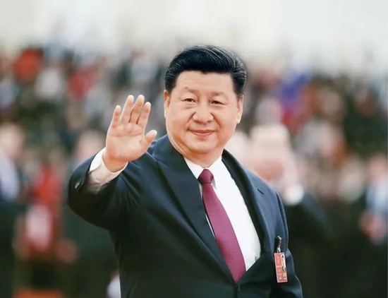  2018年3月20日，第十三届全国人民代表大会第一次会议在北京人民大会堂闭幕。当日下午，习近平等党和国家领导人同出席十三届全国人大一次会议的全体代表合影留念。这是习近平向代表挥手致意。新华社记者 兰红光 摄