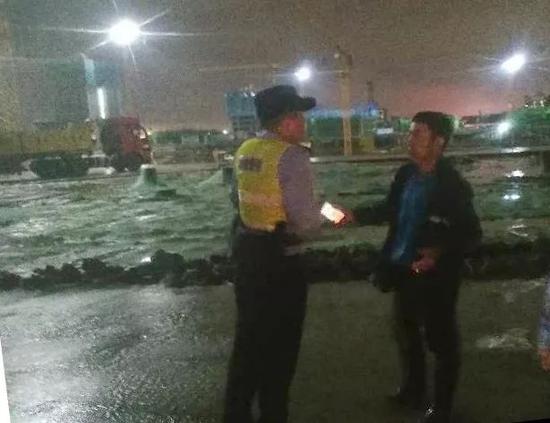 民警在工地了解情况