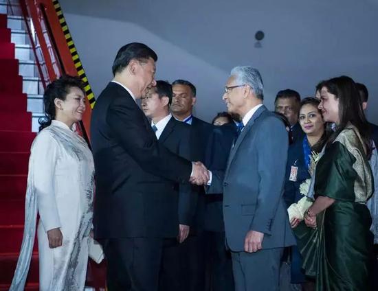 △习近平抵达毛里求斯,毛里求斯总理贾格纳特和夫人科比塔热情迎接