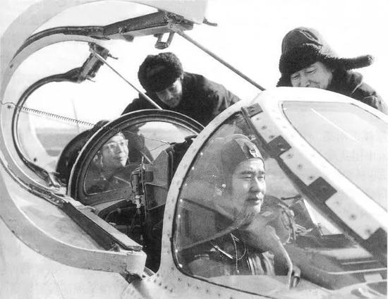 ▲资料图片：1978年，为找到歼-8飞机的抖振问题，中国设计师（后座）乘歼教6飞机上天。（资料图片）