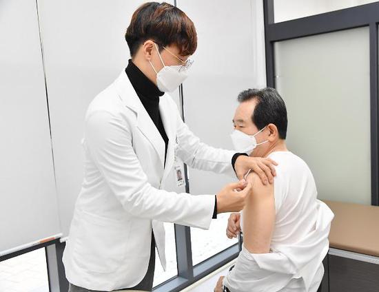  韩国总理丁世均21日带头接种流感疫苗（韩联社）