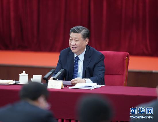 2021年3月6日,中共中央总书记、国家主席、中央军委主席习近平看望参加全国政协十三届四次会议的医药卫生界、教育界委员,并参加联组会,听取意见和建议。新华社记者 王晔 摄