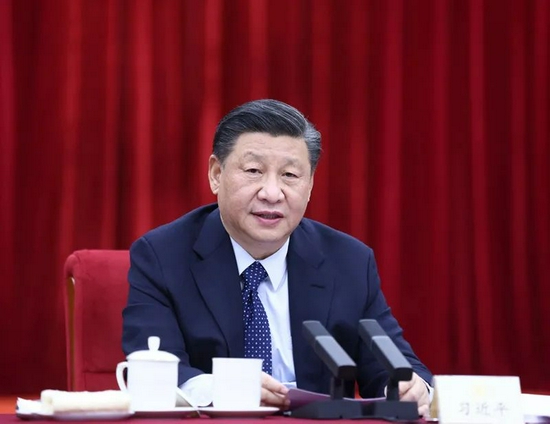 2021年3月6日，习近平看望参加全国政协十三届四次会议的医药卫生界、教育界委员，并参加联组会，听取意见和建议。图源：新华社