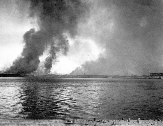 图为安东市(今辽宁省丹东市)对岸朝鲜新义州在浓烟烈火中.