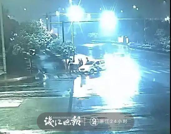 蜀黍上前咨询男孩情况