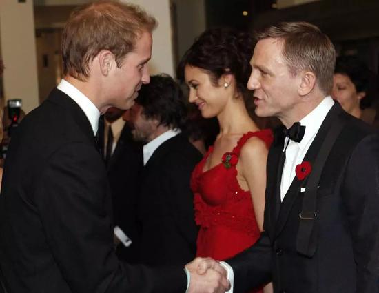  Via 网络；威廉王子（左）与邦德扮演者丹尼尔·克雷格（Daniel Craig）合影