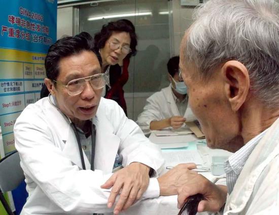 钟南山院士:飞机上 钟南山院士进行了一次特殊问诊 钟南山于2003年11月义诊