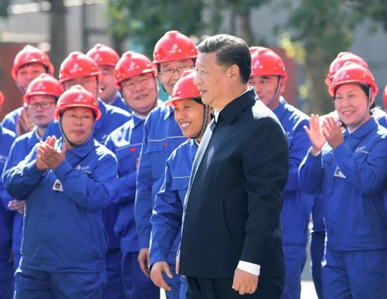 ↑2018年9月26日,中共中央总书记、国家主席、中央军委主席习近平在黑龙江齐齐哈尔考察。这是在中国一重集团,习近平走到工人中间,同大家亲切交流。新华社记者 燕雁 摄