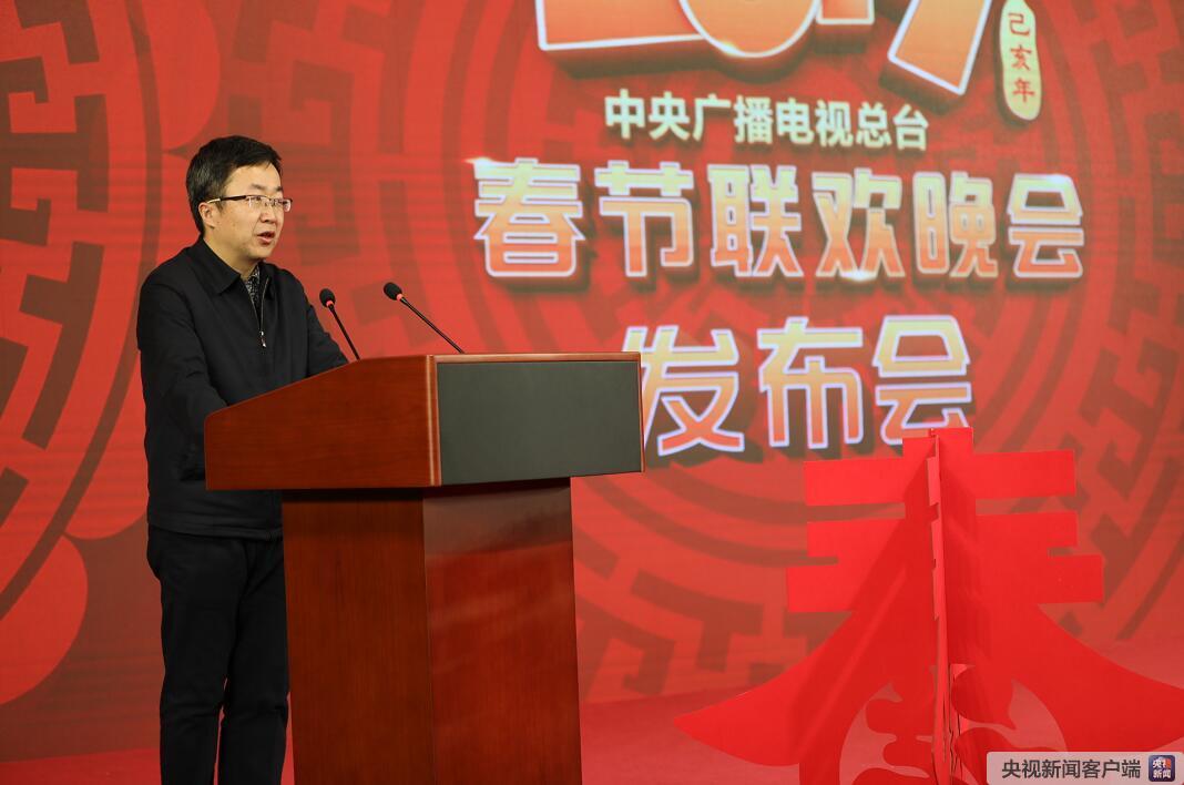 中宣部文艺局副局长王强在发布会上讲话。