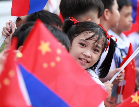 11月20日，在菲律宾首都马尼拉，总统府外欢迎人群中的少年儿童。（新华社记者 庞兴雷 摄）