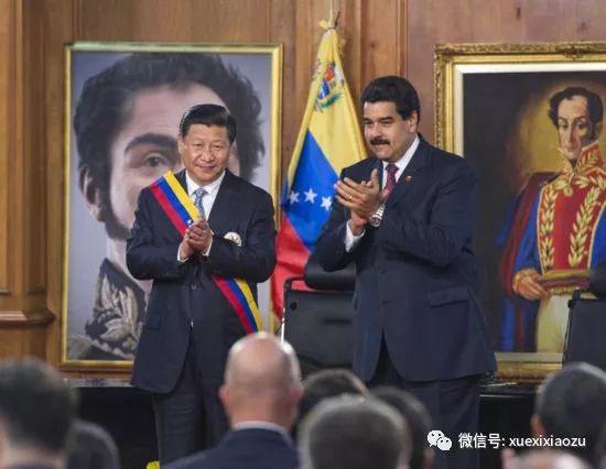  2014年7月20日，习近平在加拉加斯接受委内瑞拉总统马杜罗代表委内瑞拉政府授予的“解放者”勋章。“解放者”勋章是委内瑞拉授予外国领导人的最高荣誉。