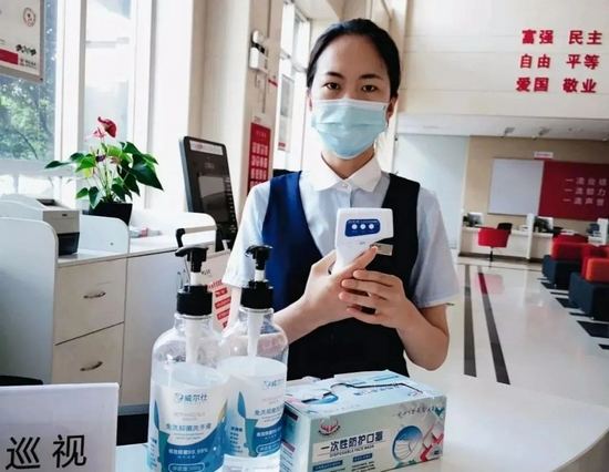  目前，中国旅游集团上岗员工由各经营单位当日消毒人员进行防护检查，包括但不限于体温检测、防护用具佩戴等防护措施