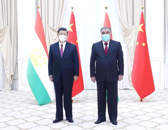 当地时间9月15日上午，国家主席习近平在撒马尔罕国宾馆会见塔吉克斯坦总统拉赫蒙。新华社记者鞠鹏 摄