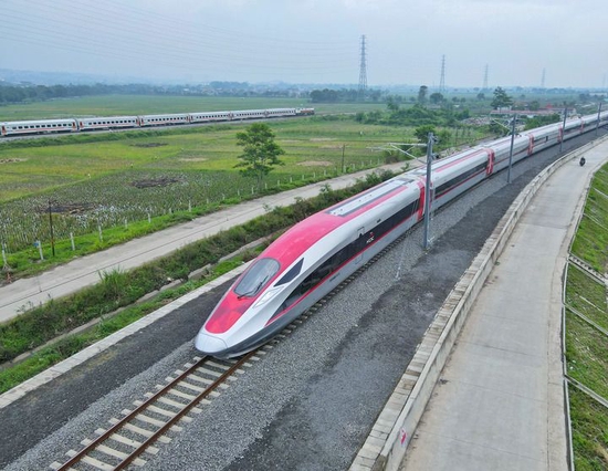  11月9日，在印度尼西亚西爪哇省万隆市，一列高铁动车组正在雅万高铁试验段进行热滑试验（无人机照片）。新华社发