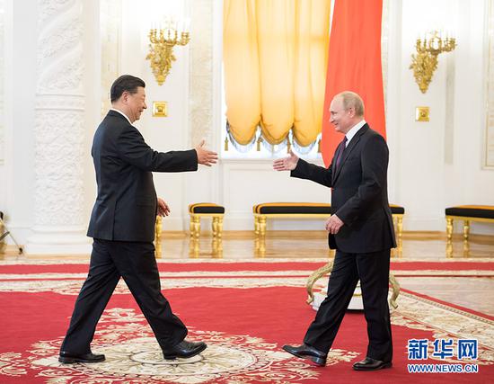 6月5日,国家主席习近平在莫斯科克里姆林宫同俄罗斯总统普京会谈。这是两国元首在会谈前握手。 新华社记者 李学仁 摄