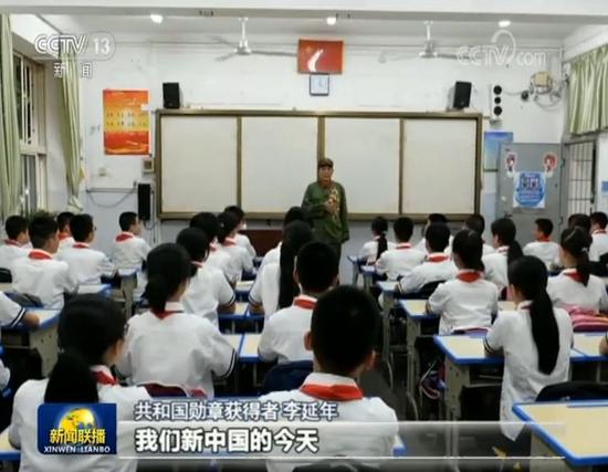 他站在这面墙前泪流满面:你们都不在了 我活下来了
