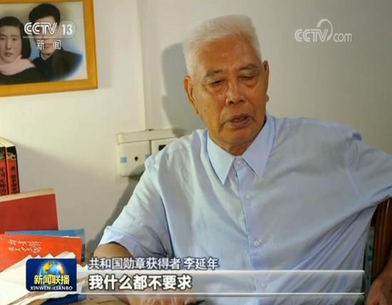 他站在这面墙前泪流满面:你们都不在了 我活下来了