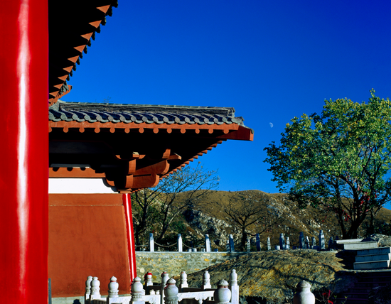 唐王殿"石鼓寺相传为隋末唐初大将尉迟敬德为李世民所修而大黑山上可