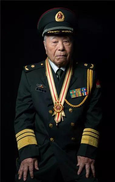 2017年7月28日，程开甲被授予“八一勋章”  图片来源于国防部网站