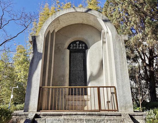 △西南联大纪念碑。建于1946年，由冯友兰撰文、闻一多篆额、罗庸书丹，被称为“三杰碑”。