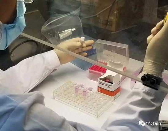 检测试剂盒获证书:1月28日,由中国人民解放军军事科学院军事医学研究院与圣湘生物科技有限公司共同研制的新型冠状病毒(2019-nCoV)核酸检测试剂盒(RT-PCR荧光探针法)通过国家药品监督管理局应急审批,获得医疗器械注册证书。(图片来源:军事时政新闻微信公众号)