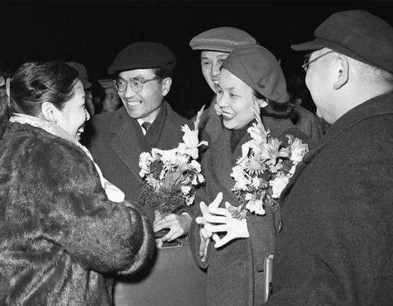 团长清水正夫(前左二)和夫人松山树子(前左三)率领的日本松山芭蕾舞蹈团于1958年3月8日到达北京,受到首都戏剧舞蹈界人士的热烈欢迎。新华社记者 吴化学 摄