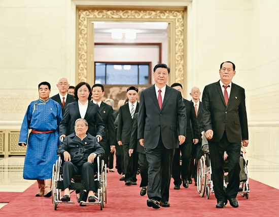 2021年6月29日，庆祝中国共产党成立100周年“七一勋章”颁授仪式在北京人民大会堂金色大厅隆重举行。中共中央总书记、国家主席、中央军委主席习近平同“七一勋章”获得者一同步入会场。　新华社记者 李涛/摄