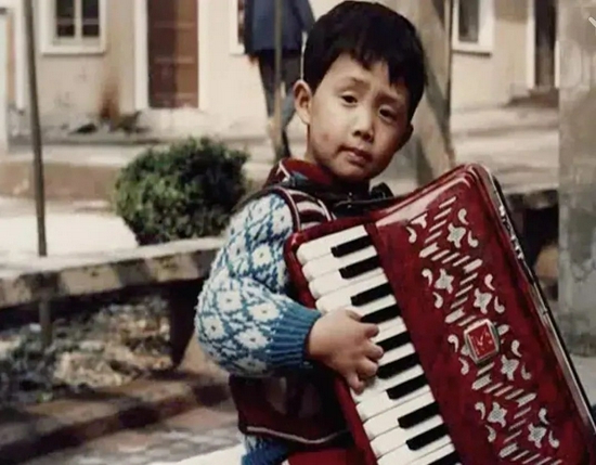 ·李云迪童年弹手风琴。