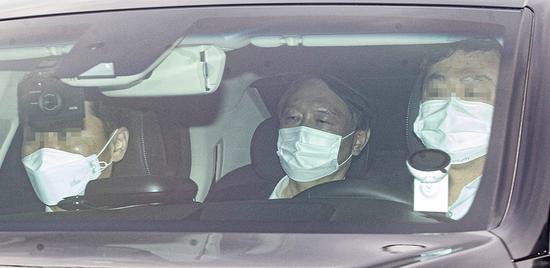 当地时间2020年12月10日，韩国首尔，韩国检察总长尹锡悦前往首尔瑞草区大检察厅上班。人民视觉 图