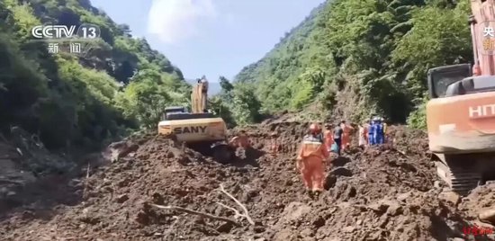 甘肃宕昌山体滑坡已致5人死亡，仍有12人被埋，村民：均为三四十岁林场工人，队伍两头人员逃生，中间的遇险