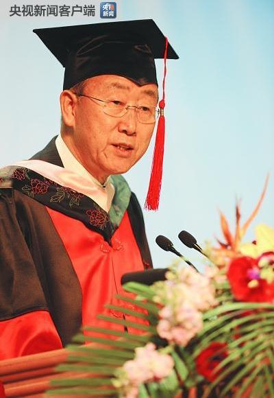 △这是2010年南京大学授予联合国前任秘书长潘基文名誉博士学位。（资料图片）