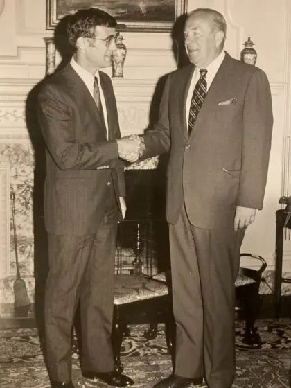 ·麦戈文（左）与美国时任总统里根的国务卿舒尔茨握手。