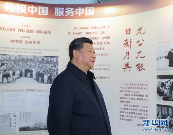这是1月17日上午，习近平在天津南开大学参观校史展览。 新华社记者 谢环驰 摄