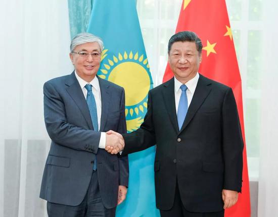 6月13日，国家主席习近平在比什凯克会见哈萨克斯坦总统托卡耶夫。新华社记者 高洁 摄