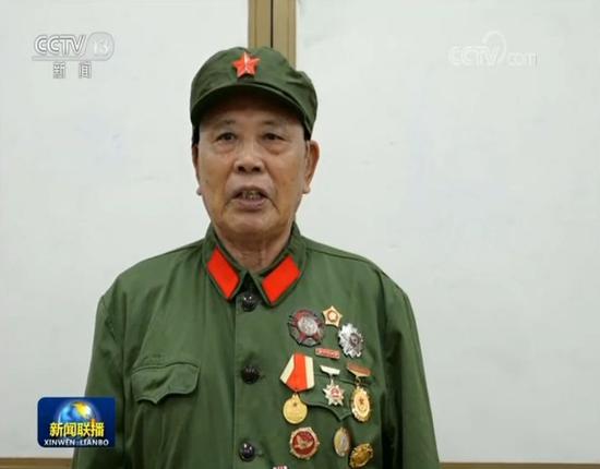 他站在这面墙前泪流满面:你们都不在了 我活下来了