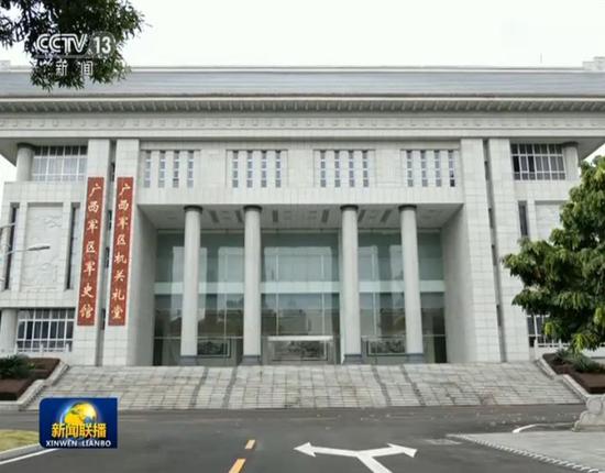 他站在这面墙前泪流满面:你们都不在了 我活下来了