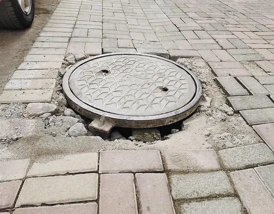 小区内外别让井盖成隐患