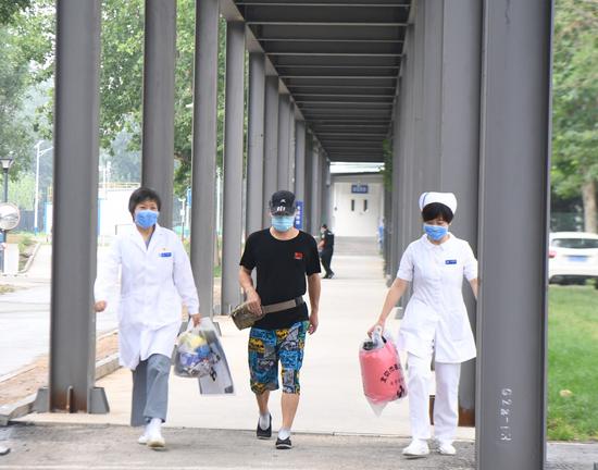 北京首例出院患者走出医院,他提醒市民戴好口