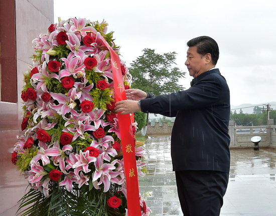  △2016年7月18日至20日，中共中央总书记、国家主席、中央军委主席习近平在宁夏调研考察。这是7月18日上午，习近平在固原市西吉县将台堡向红军长征会师纪念碑敬献花篮。新华社记者 李涛 摄