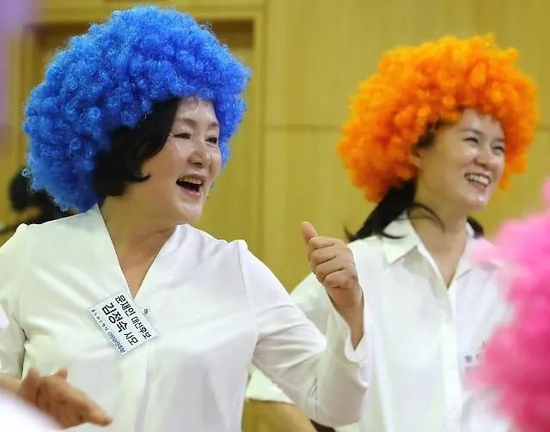 ·2017年，金正淑（左）为老人们表演节目，为文在寅竞选造势。