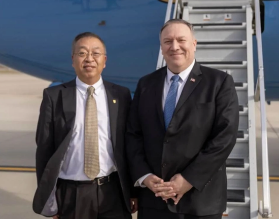  ·蓬佩奥和余茂春（左）。