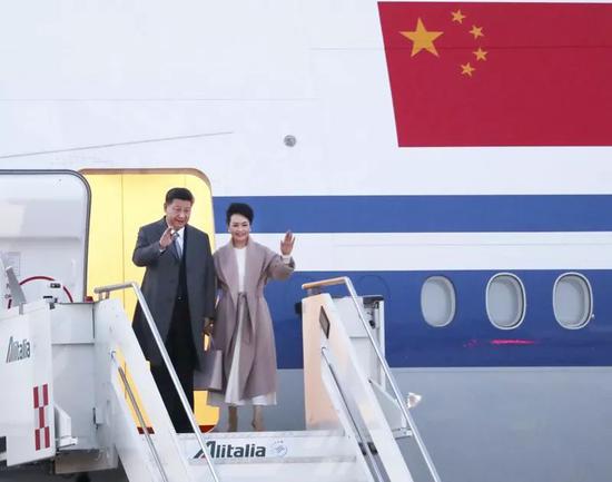 △21日，国家主席习近平乘专机抵达罗马，开始对意大利共和国进行国事访问。这是习近平和夫人彭丽媛步出舱门。