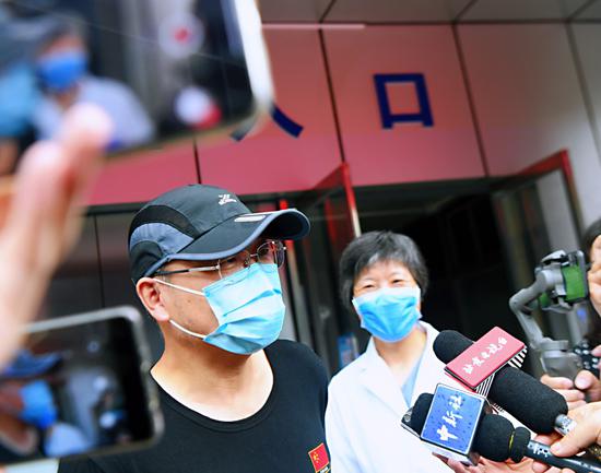 北京首例出院患者走出医院,他提醒市民戴好口