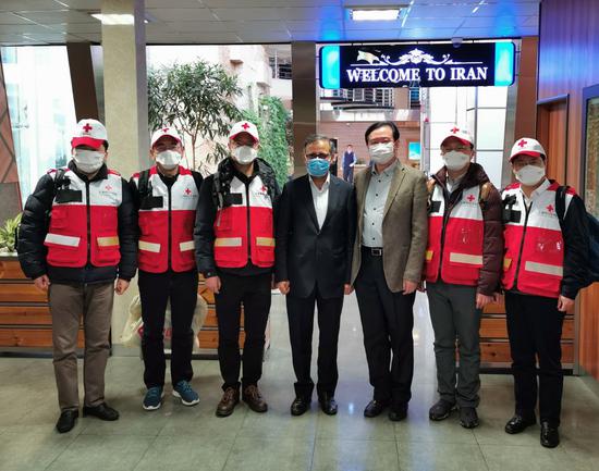 2月29日，中国红十字会志愿专家团队抵达伊朗德黑兰。新华社发（中国驻伊朗大使馆供图）